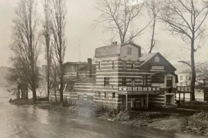 L'édifice de l'Union Nautique de Liège au bord de la Meuse, début XXe siècle