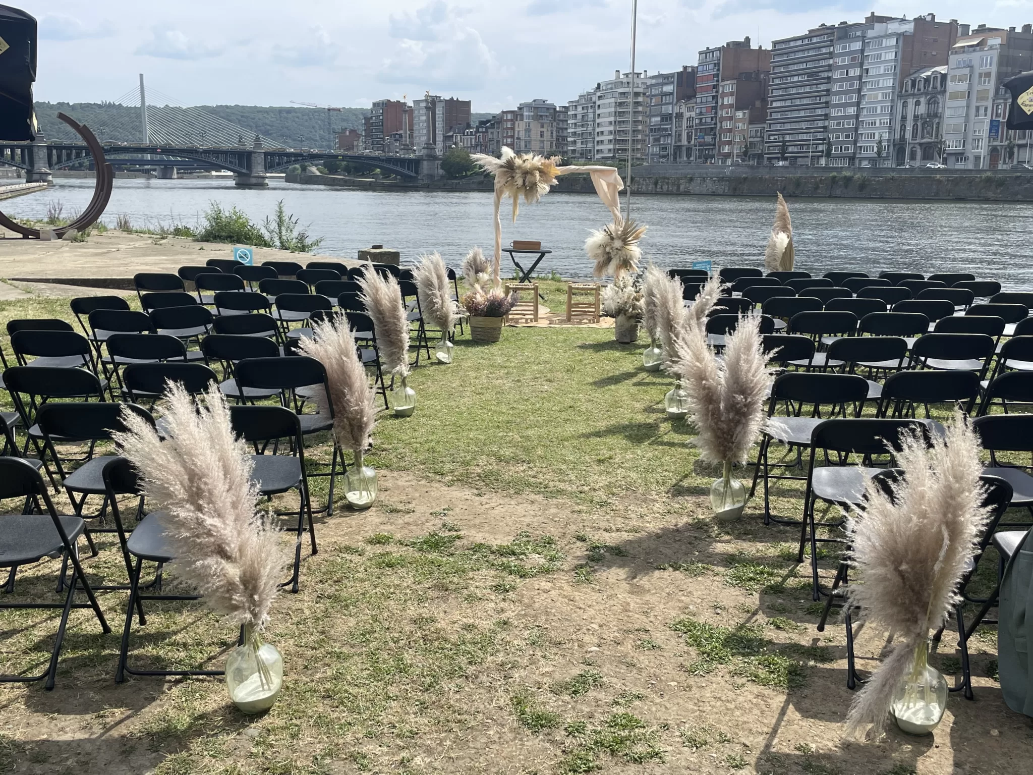 Cérémonie de mariage au bord de la Meuse