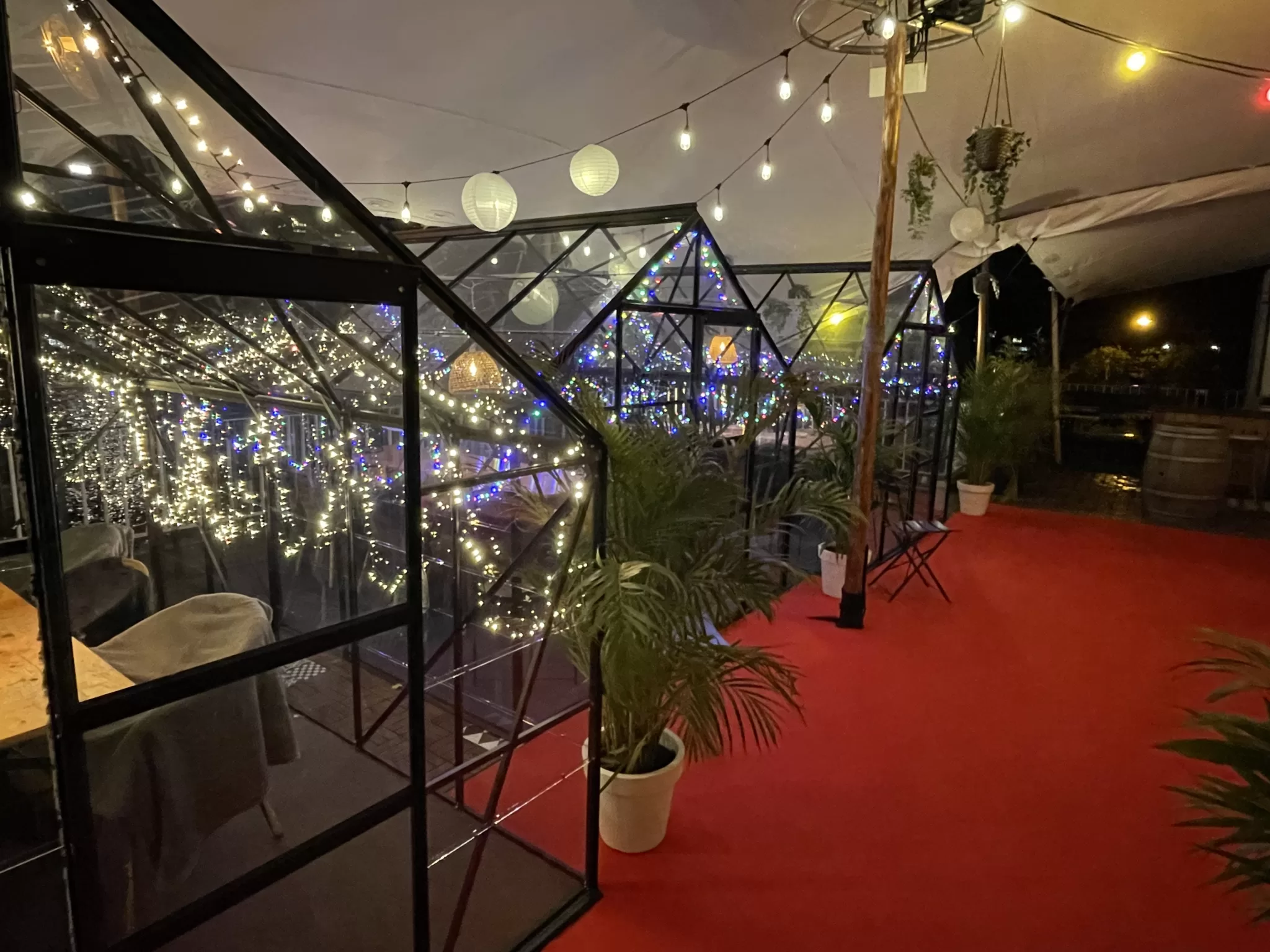 Les serres illuminées de l'UNL Brasserie Restaurant
