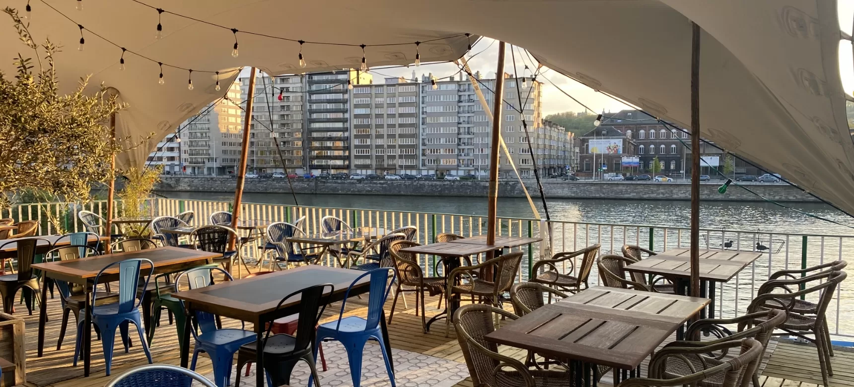 La terrasse de l'UNL Brasserie Restaurant au bord de la Meuse, au crépuscule