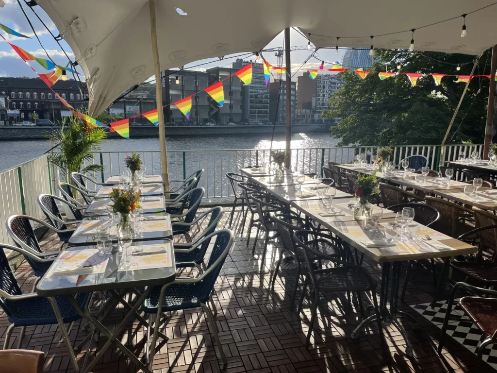 La terrasse au bord de la Meuse